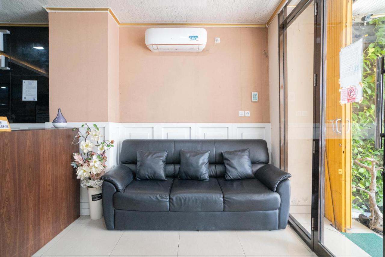 Reddoorz Plus Syariah Near Pasar Turi سورابايا المظهر الخارجي الصورة