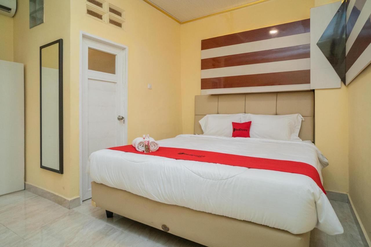 Reddoorz Plus Syariah Near Pasar Turi سورابايا المظهر الخارجي الصورة