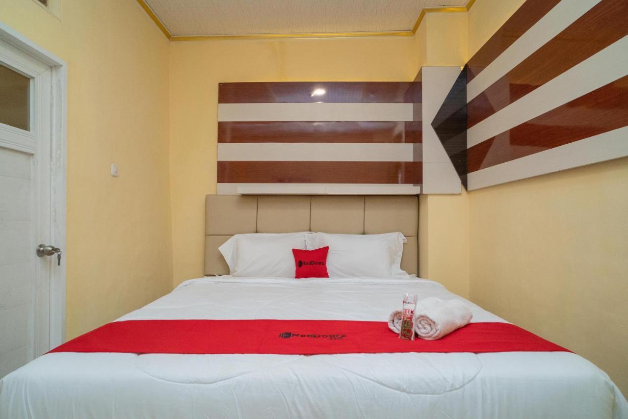Reddoorz Plus Syariah Near Pasar Turi سورابايا المظهر الخارجي الصورة