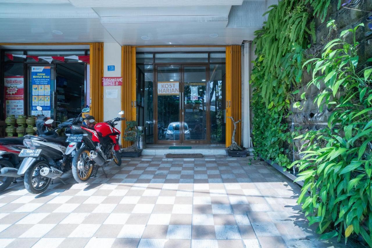 Reddoorz Plus Syariah Near Pasar Turi سورابايا المظهر الخارجي الصورة